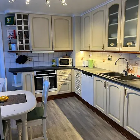 Comfortable 3 Bedroom On One Floor. Apartment *